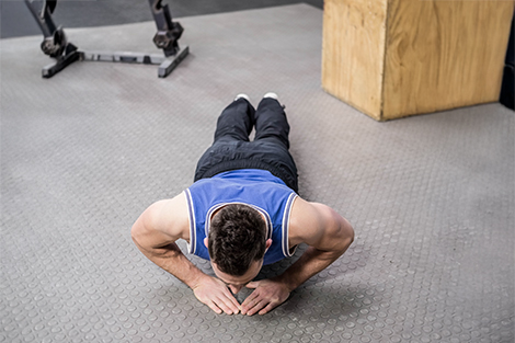 man-doet-close-grip-dianmond-push-ups.jpg