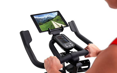 schwinn-800ic-ic8-spinningfiets-close-up-stuur-met-tablet_001.jpg